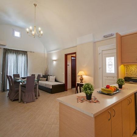 Veldi Art - Kamari Beach Apartment Fira  Exteriér fotografie