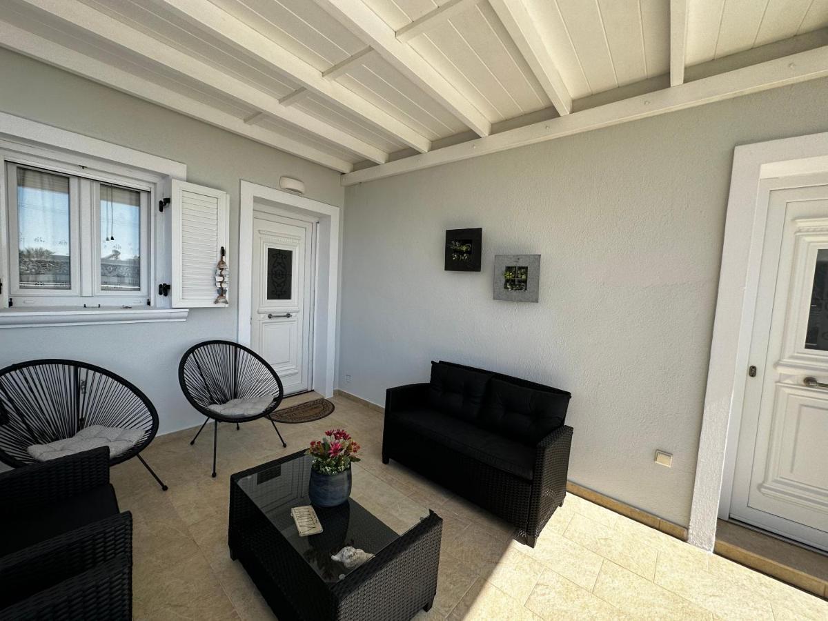 Veldi Art - Kamari Beach Apartment Fira  Exteriér fotografie