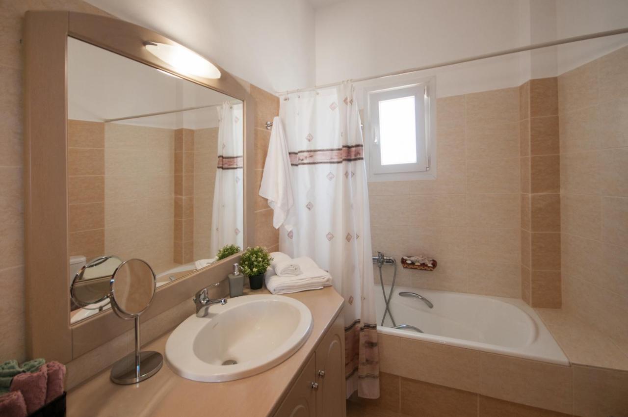 Veldi Art - Kamari Beach Apartment Fira  Exteriér fotografie